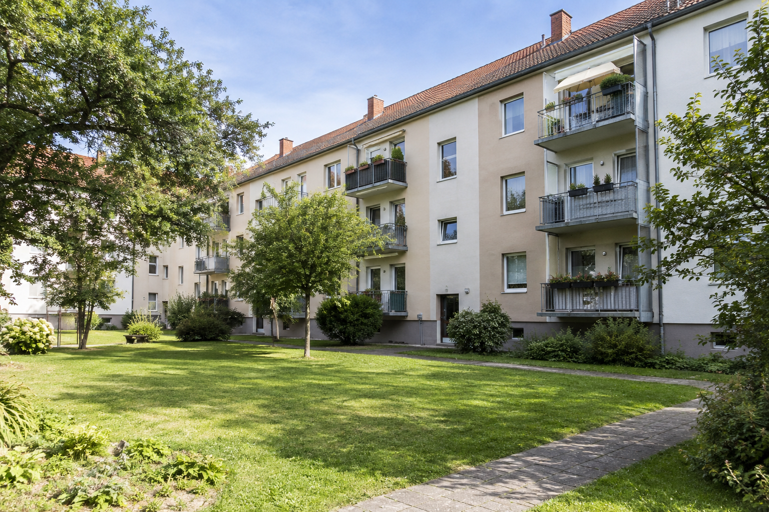 Österreichisches Mehrparteienhaus mit gemeinsamer Grünfläche